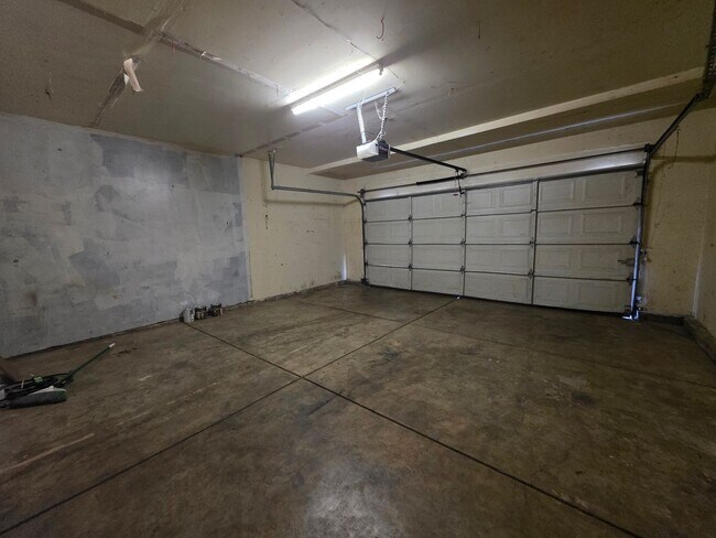 Building Photo - 3 bedroom with an extra office/den space in Modesto!