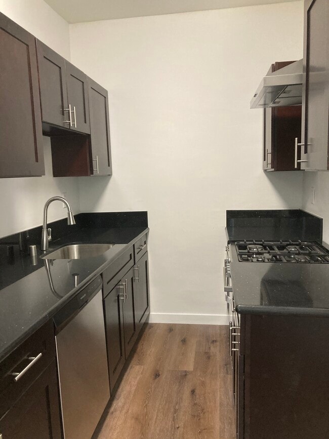 Building Photo - 839 Parkman Ave