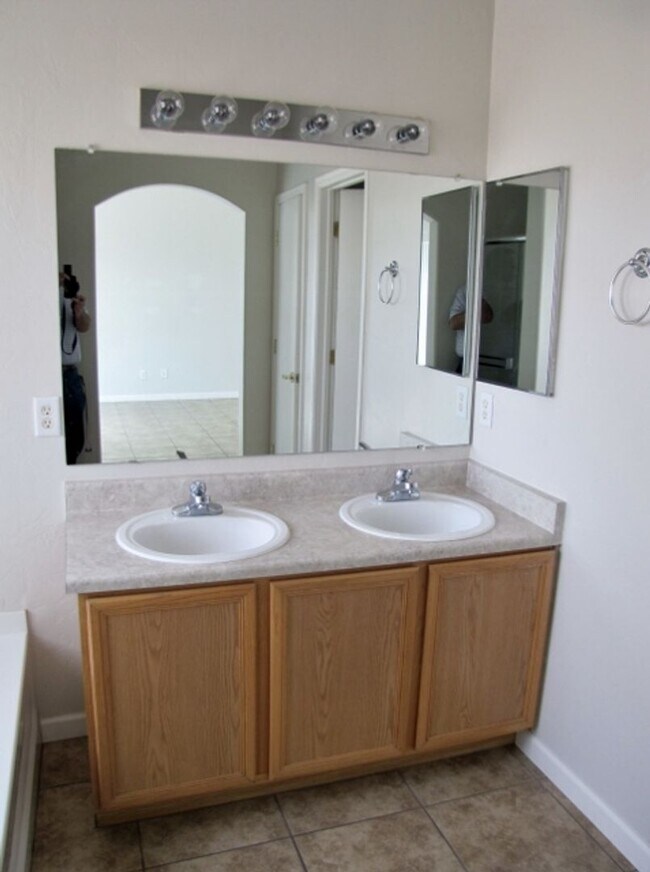 Building Photo - 4BR/2BA/2CG, 1889 sq.ft. home in Copper Sk...