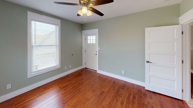 Building Photo - $1650 per Bedroom | 7BR/5BA in Fort Sander...