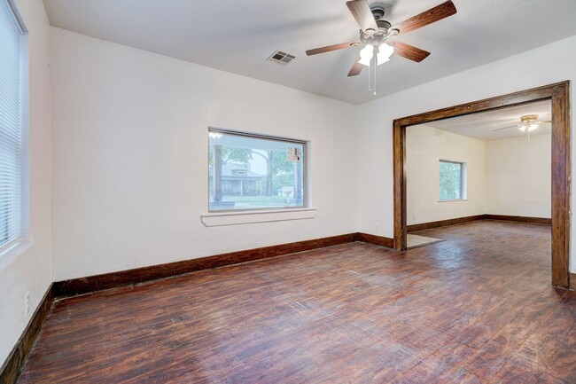 Building Photo - 1328 NE 8th St