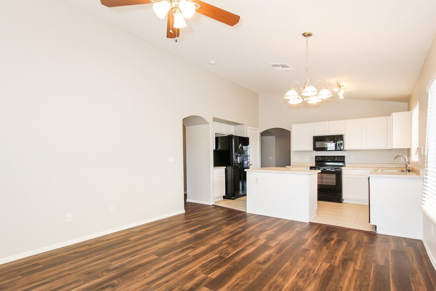 Building Photo - 11717 W Poinsettia Dr