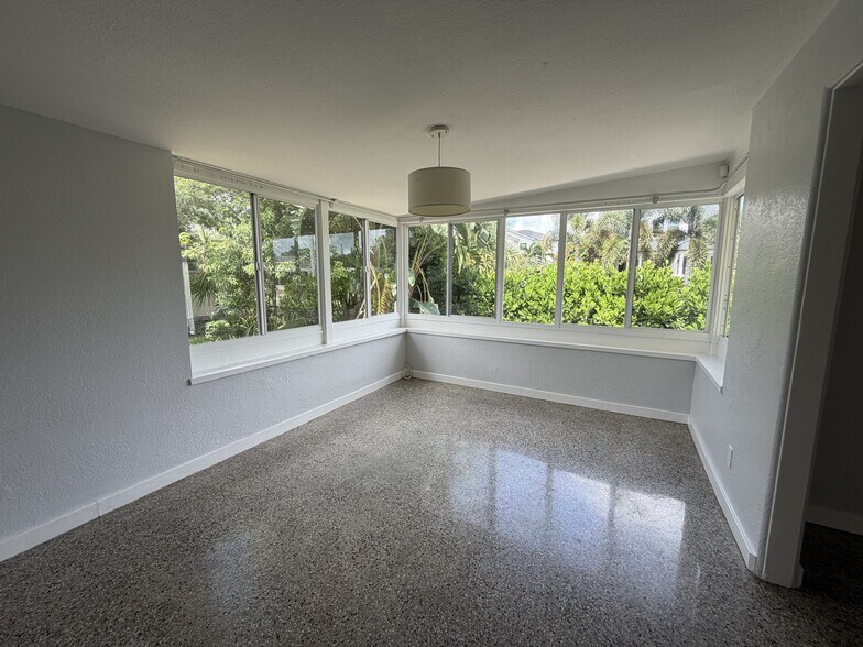 Building Photo - 2 Bed/2 Bath