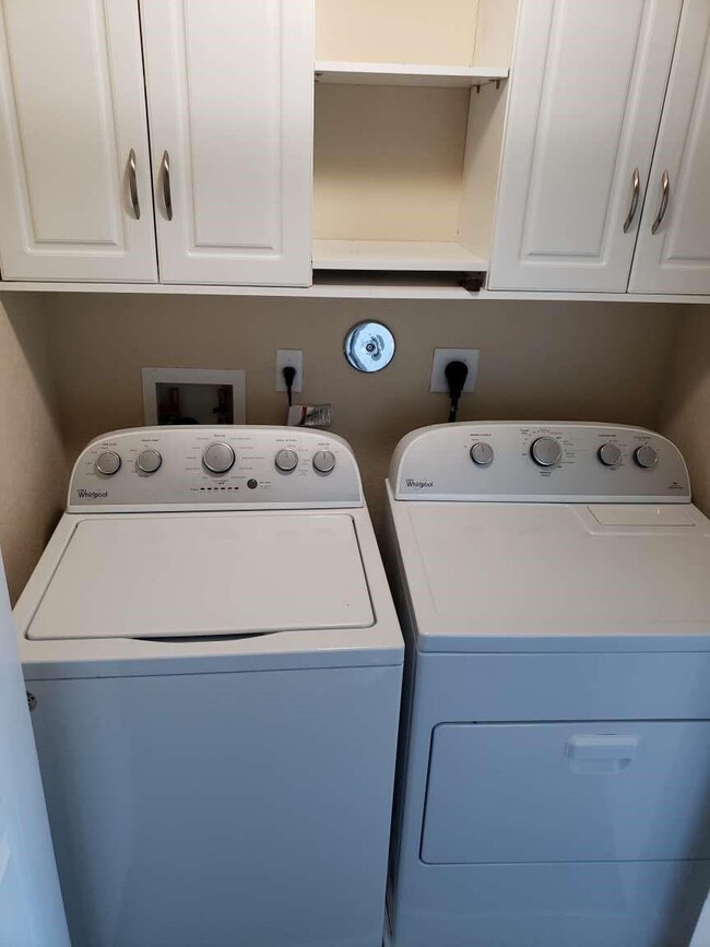 Building Photo - 123 E Royal Palm Cir