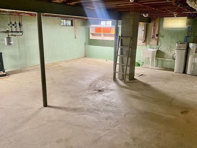 Building Photo - 3 Bedroom/2 Full Bath Ranch Near Air Produ...