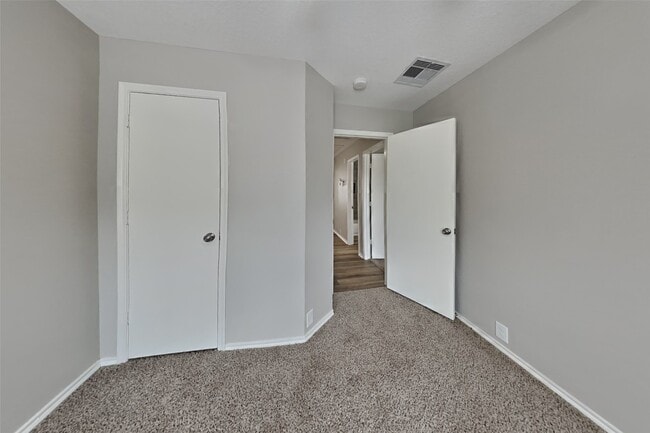 Building Photo - 6211 Gillian Park Dr