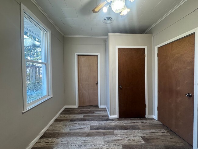 Building Photo - 2 Bedroom For Lease in Johnston City!