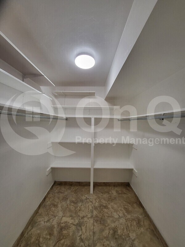 Building Photo - 905 S La Bellota