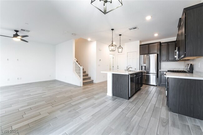Building Photo - 5730 Sky Pointe Dr