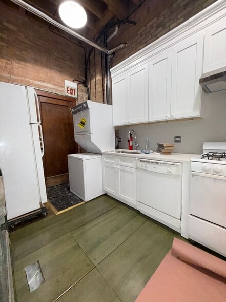 Building Photo - 936 W Roscoe St