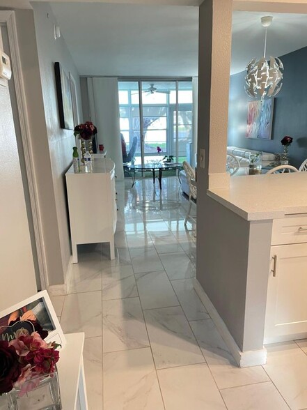 Building Photo - 9430 Poinciana Pl