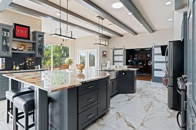 Building Photo - 121 Vinca Dr