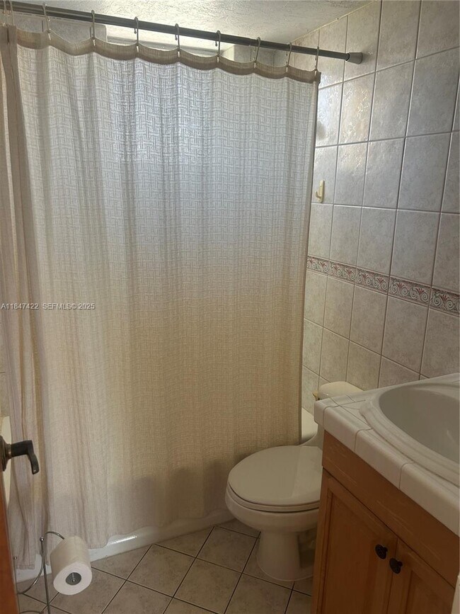 Building Photo - 2400 NE 9th St