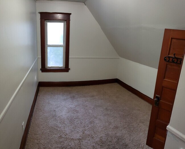 Building Photo - 3 bedroom 1 bath house