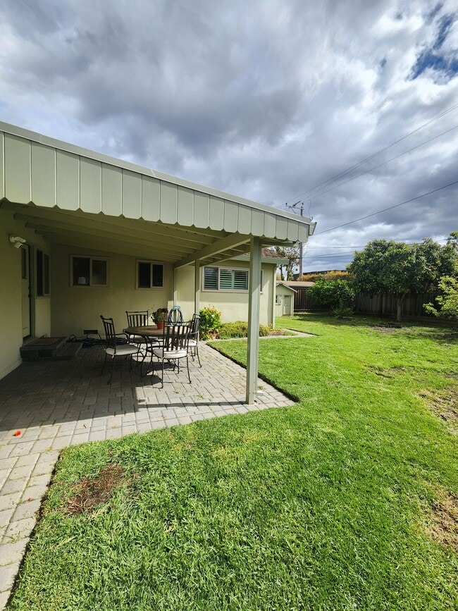 Building Photo - 1231 Padre Dr