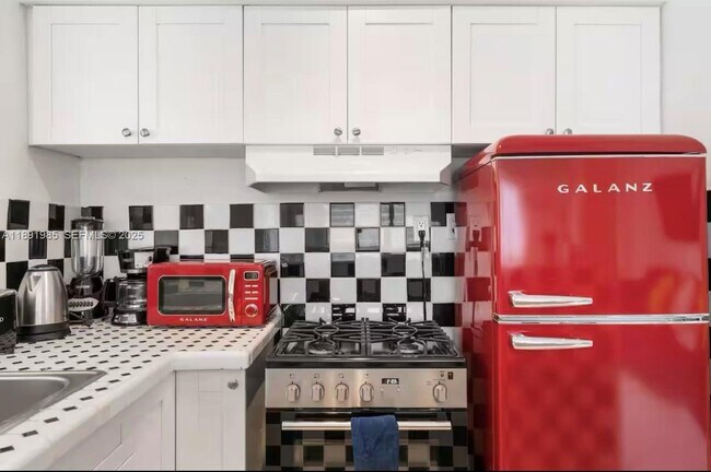 Building Photo - 7721 Harding Ave