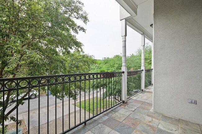 Building Photo - 5812 La Vista Dr