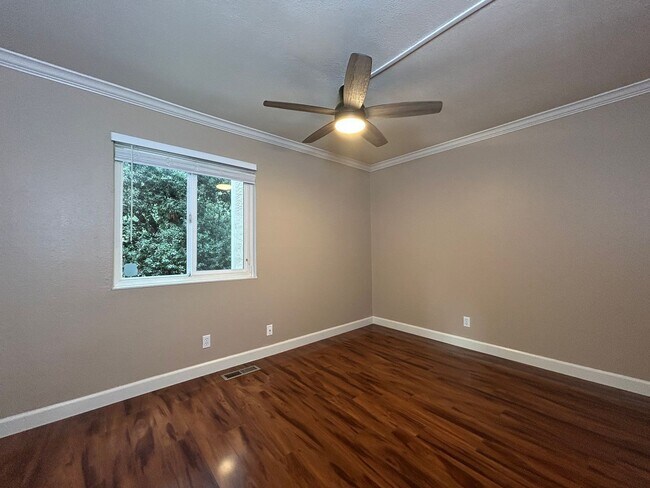 Building Photo - Move-In Ready 1BR in Sought-After Kirkwood...
