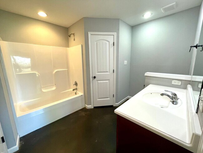 Building Photo - 3/2 off Richardson Dr. South side of Jonesboro