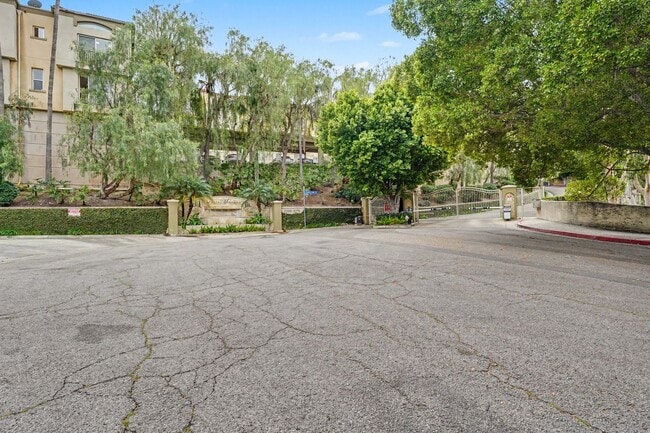 Building Photo - Remodeled 3BD Corner Townhome + Dual Primary Suites + Views | Bella Montana
