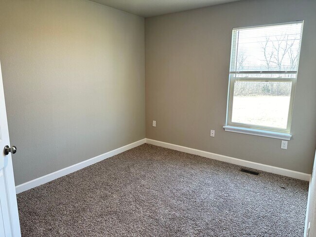 Building Photo - 3 Bed Townhome in Grain Valley