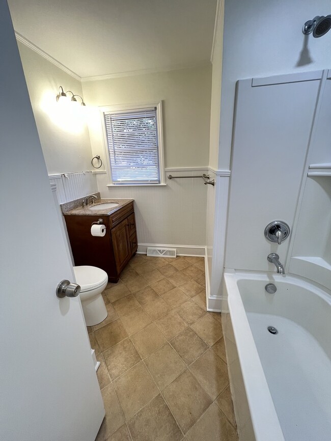 Building Photo - 1920 Eastway Dr