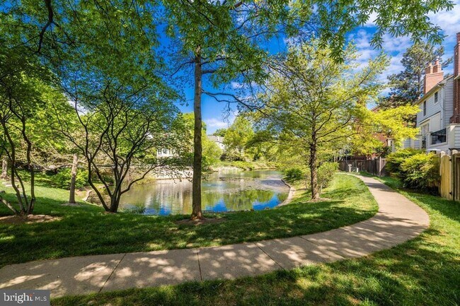 Building Photo - 1100 Quaker Hill Dr