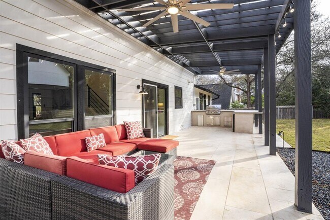 Building Photo - 2001 Wychwood Dr