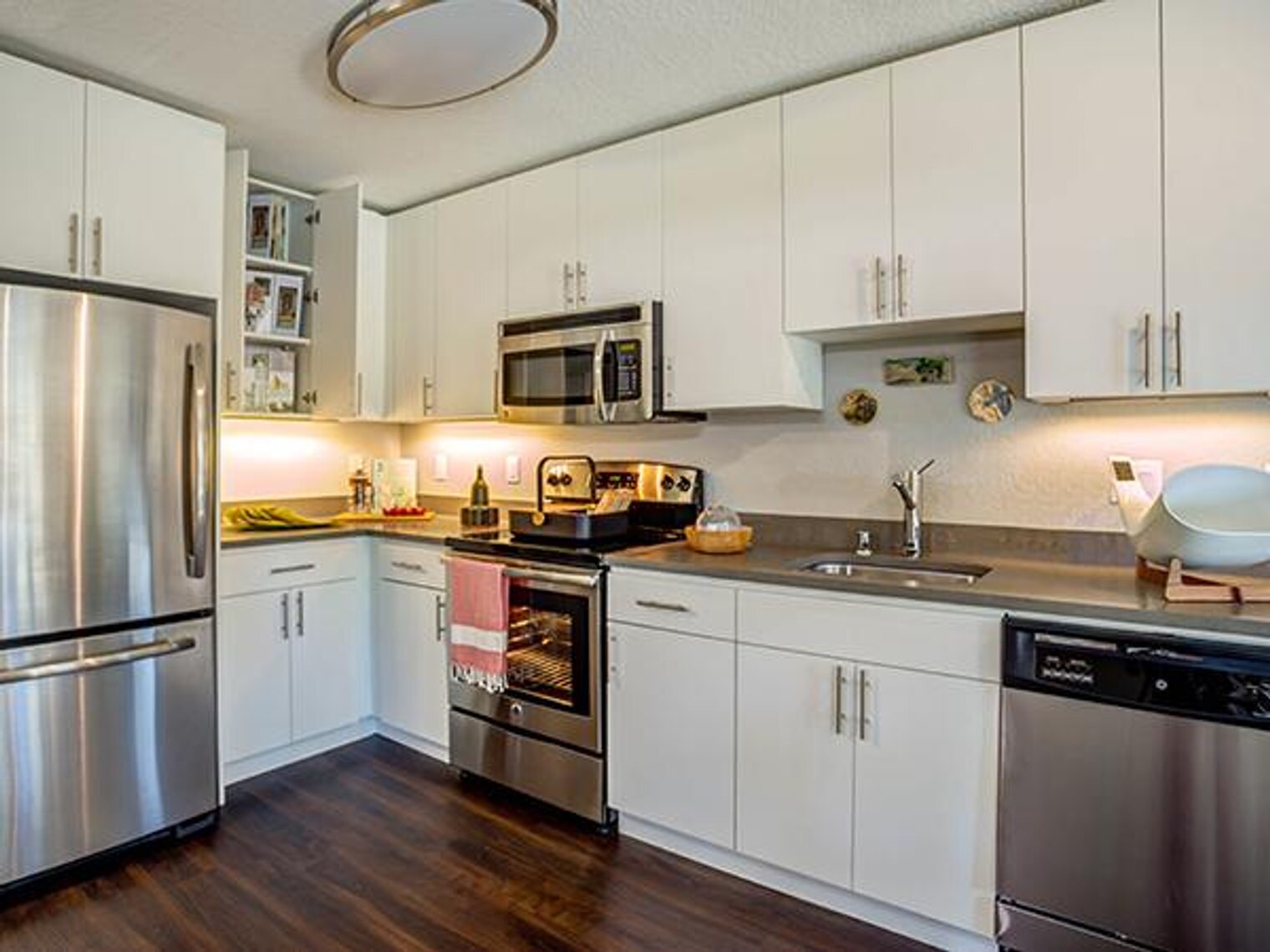 Building Photo - 655 S Fair Oaks Ave