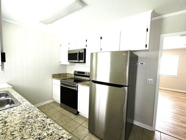 Building Photo - N Kerr Avenue - Duplex home - Move In Read...
