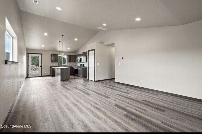Building Photo - Home in Spirit Lake!