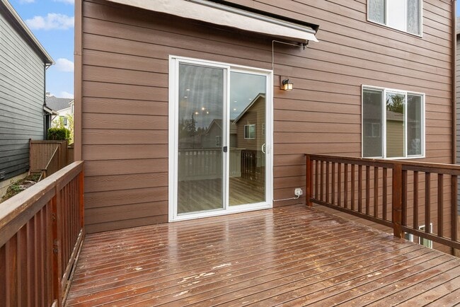 Building Photo - Immediately available 4-bedroom 3.5 bath