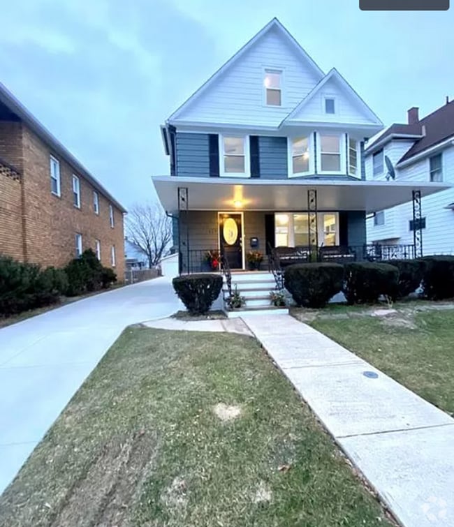 Building Photo - Gorgeous 4 bd, 2.5 bth Lakewood Stunner!