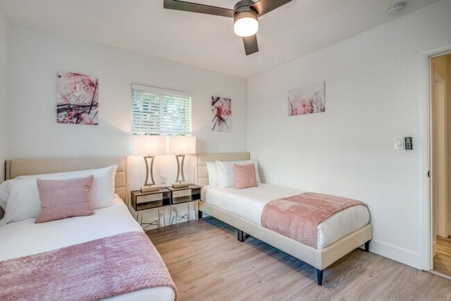 Building Photo - 834 SW 14th Ct