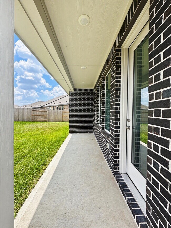 Building Photo - 26915 Nightingale Songs Dr