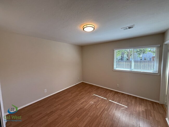Building Photo - $2995.00 Spacious 3 Bed / 2 Bath Cottage i...
