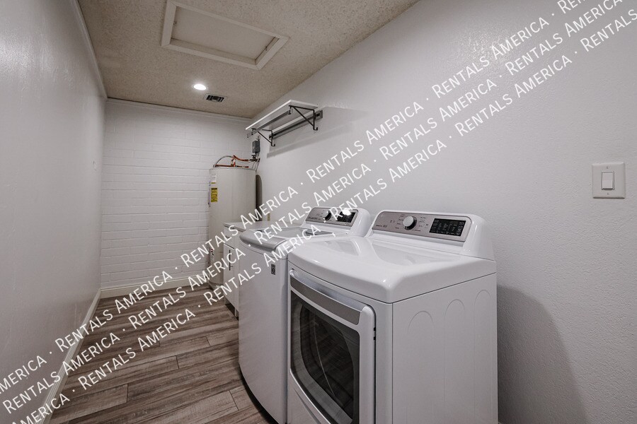 Building Photo - 10534 E Mercer Ln