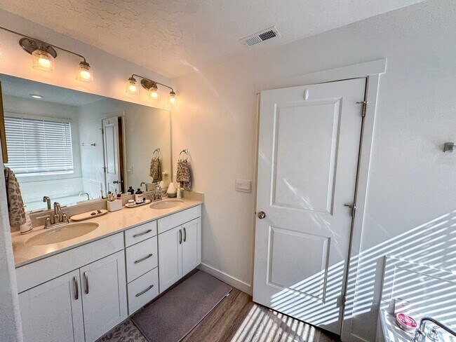 Building Photo - Modern 4 Bed / 3 Bath Home in Syracuse | Bonus Room + Fenced Yard + 86” TV Included