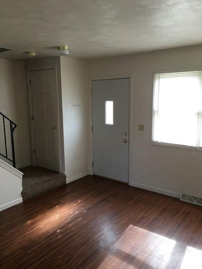 Building Photo - 725 W 61st St