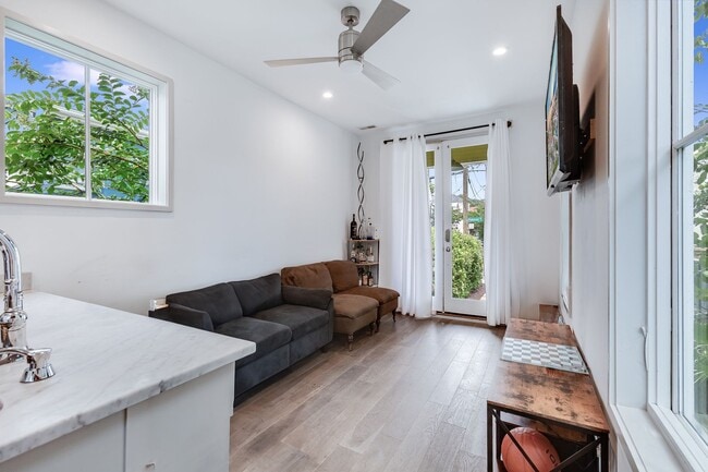 Building Photo - Modern Downtown Home!
