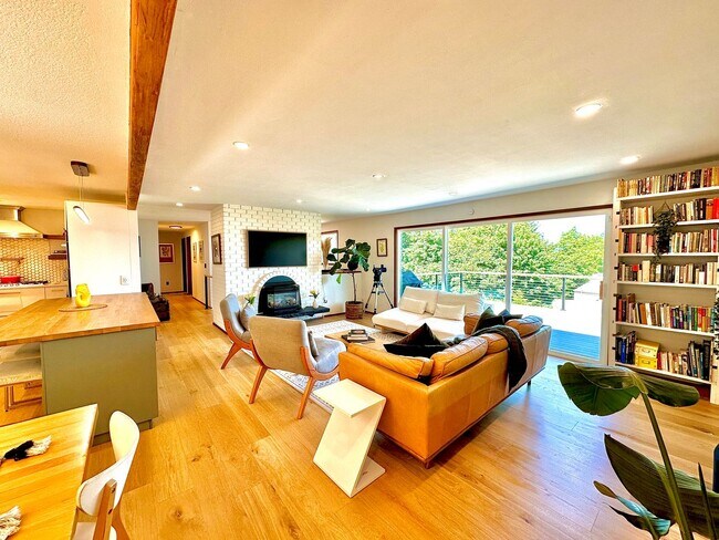 Building Photo - Rental with Views of Utsalady Bay and Mt B...