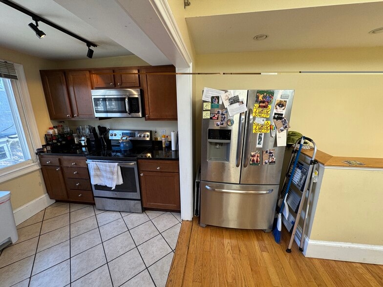 Building Photo - 208 Holland St