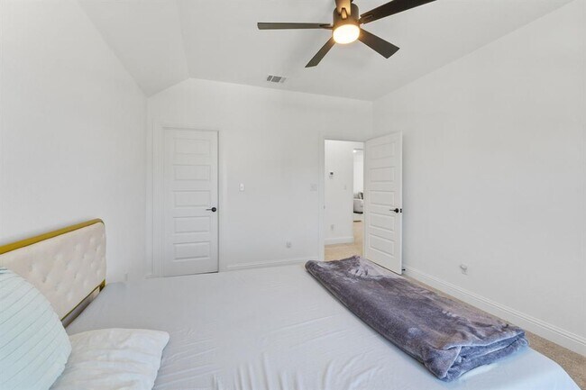 Building Photo - 125 Plainsman Ln