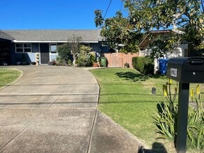 Building Photo - SINGLE LEVEL ONE BEDROOM DUPLEX UNIT IN KAILUA