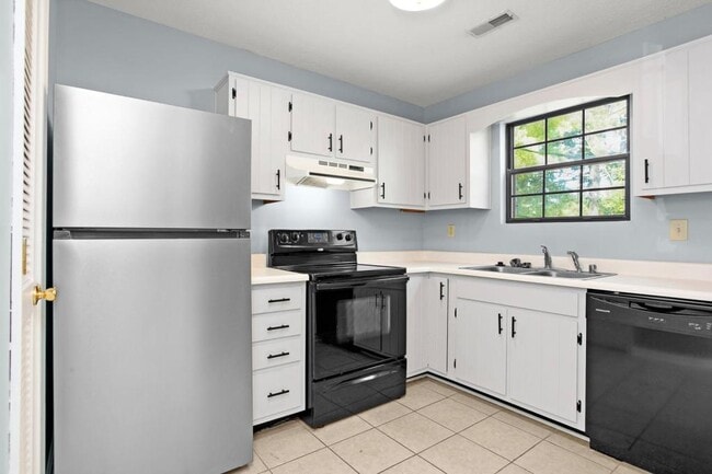 Building Photo - 110A Melanie Ln