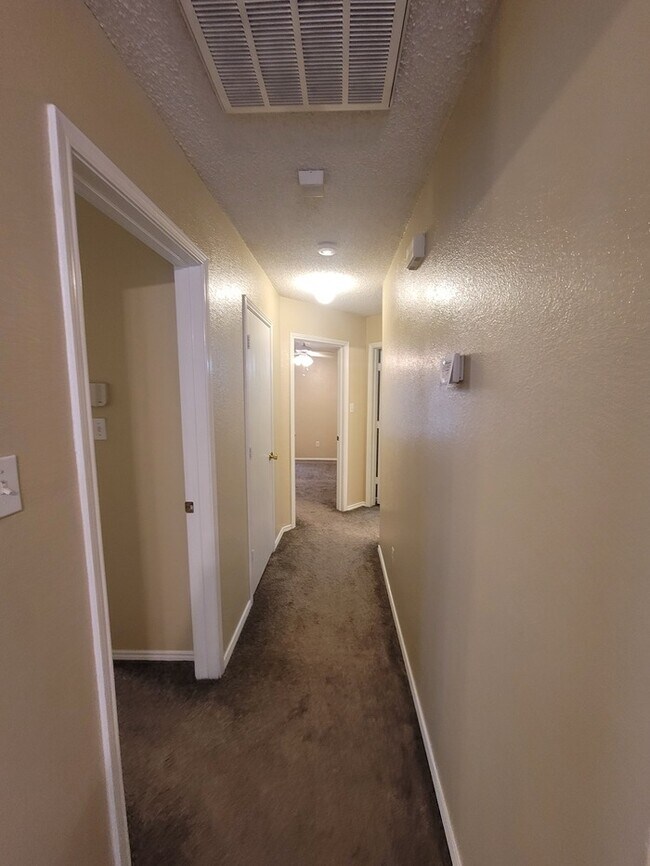 Building Photo - Cozy 3/2/2 in Fort Worth