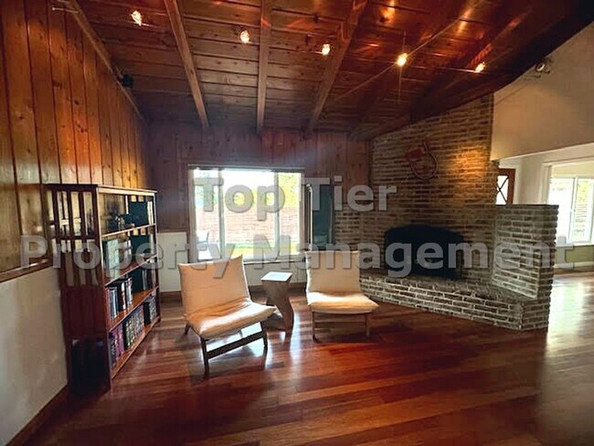 Building Photo - 3 Bed/ 2 Bath Spacious Family Home with Su...
