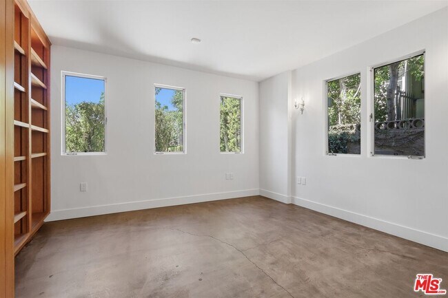 Building Photo - 444 S Windsor Blvd