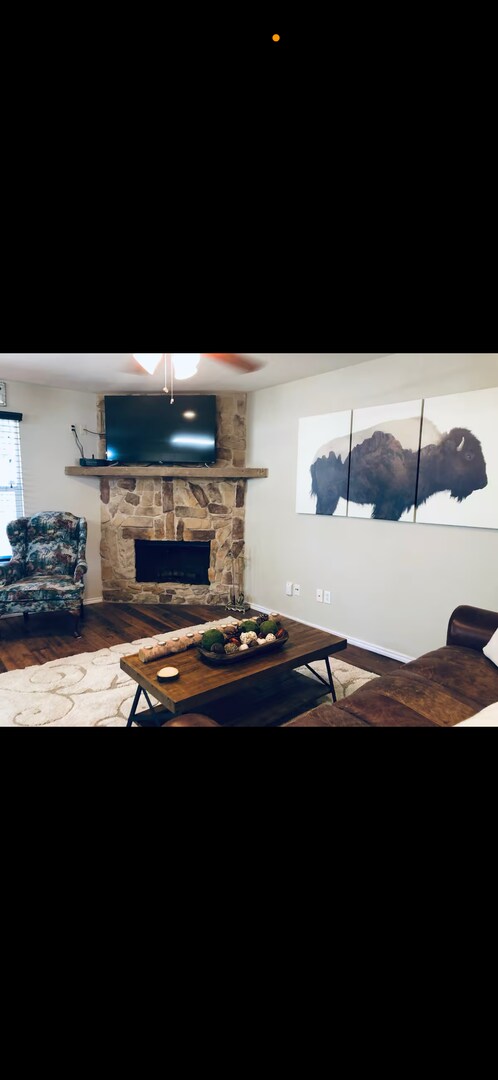 Building Photo - 4 bed 2 bath 1 car garage on Flint Avenue!