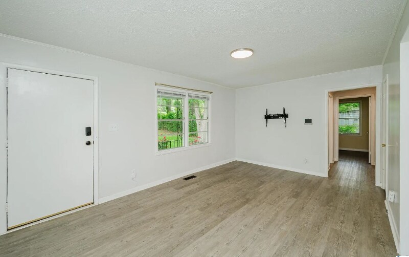 Building Photo - 2033 E Lake Blvd